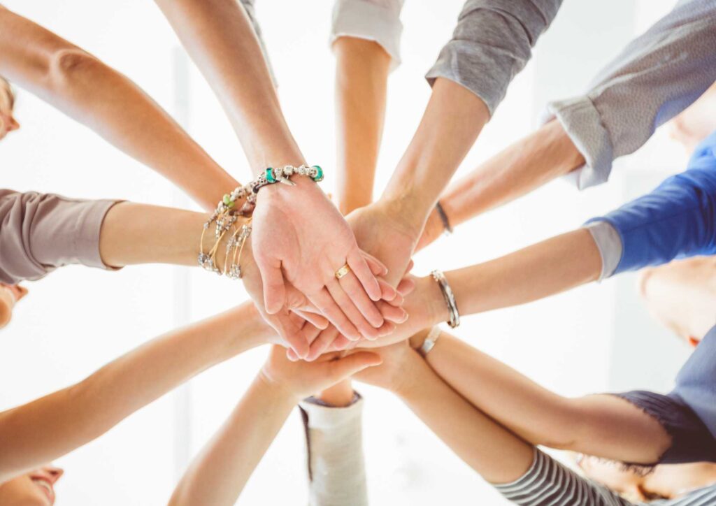 Nasza misja - splecione dłonie kobiet